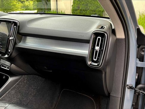 Used 2022 Volvo XC40 T5 Momentum image 18