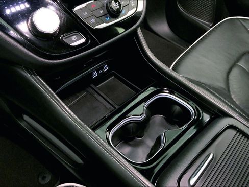 Used 2024 Chrysler Pacifica Limited w/ Uconnect Theater Family Group image 17