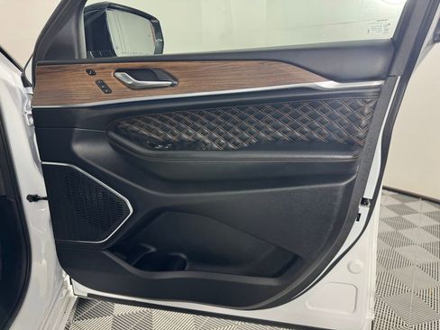 Used 2025 Jeep Grand Cherokee Summit image 39