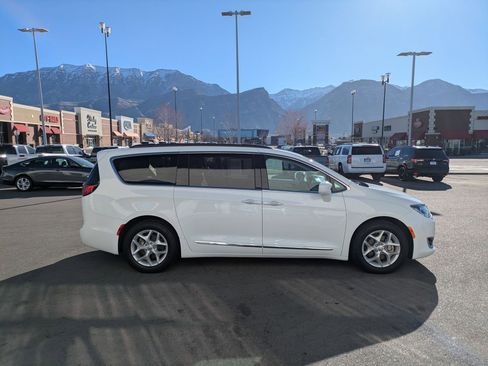 Used 2017 Chrysler Pacifica Touring-L w/ Tire & Wheel Group image 2