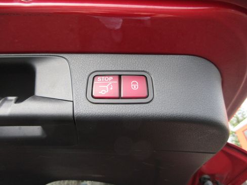 Used 2022 Mercedes-Benz GLB 250 4MATIC image 32