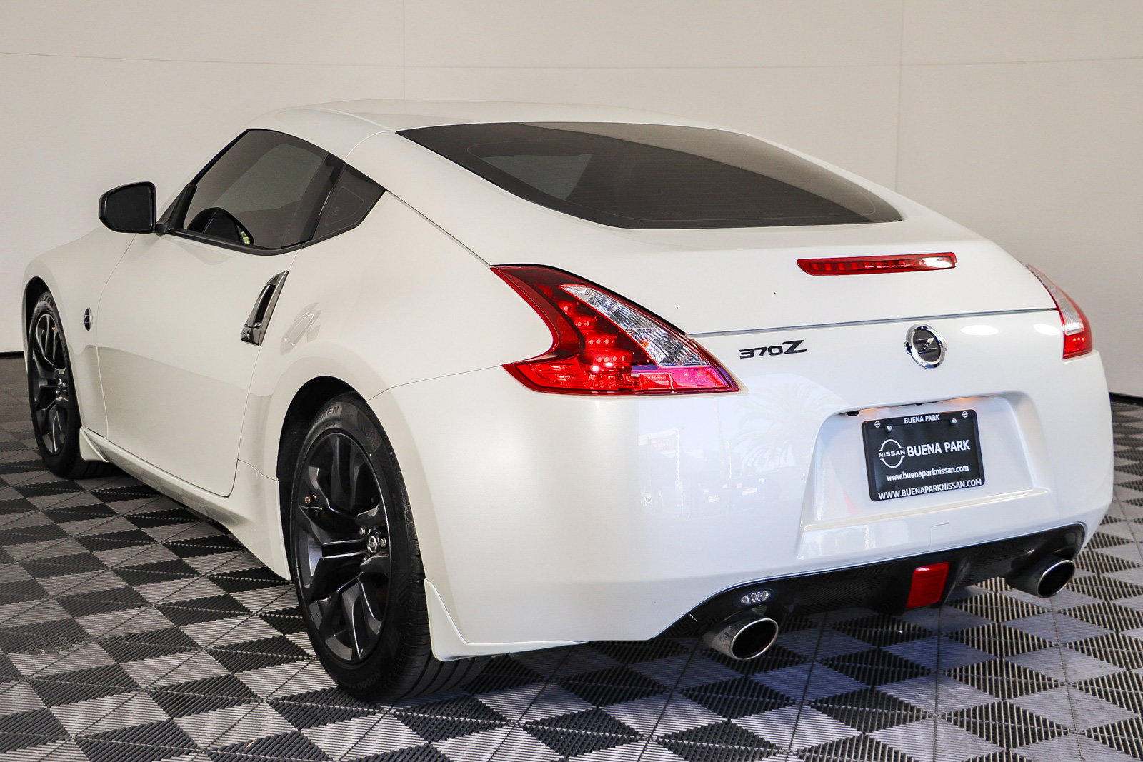 Used 2019 Nissan 370Z Coupe w/ Z34 Heritage Edition - White RWD image 6