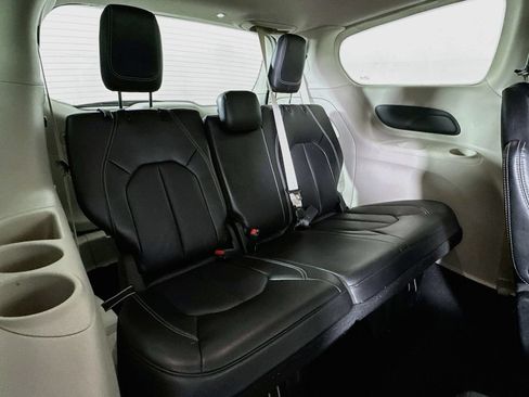 Used 2024 Chrysler Pacifica Touring-L FWD image 26