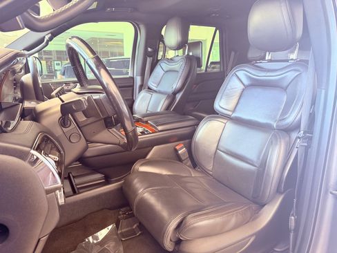 Used 2018 Lincoln Navigator Select w/ Technology Package RWD image 21