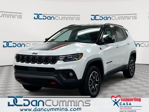 Used 2025 Jeep Compass Trailhawk AWD/4WD image 1