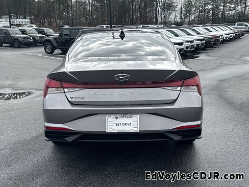 Used 2023 Hyundai Elantra SE image 7