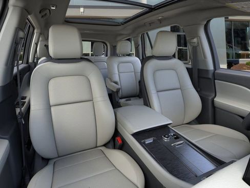 Used 2026 Lincoln Aviator Premiere image 10