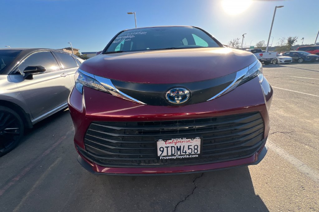 Used 2025 Toyota Sienna XLE w/ XLE Plus Package FWD image 3