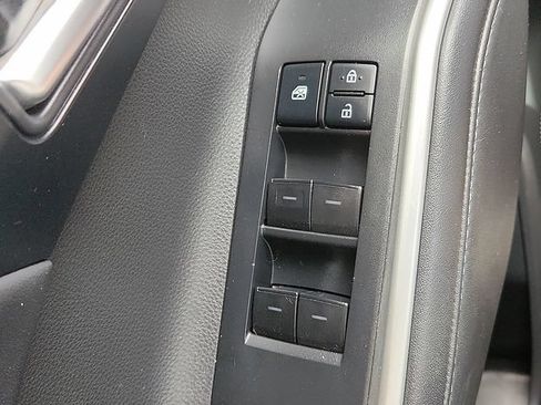 Used 2021 Toyota Highlander XLE FWD image 22