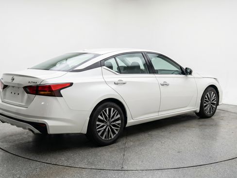 Used 2025 Nissan Altima 2.5 SV FWD image 9