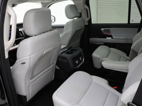 Used 2025 Ford Expedition Platinum AWD/4WD image 10