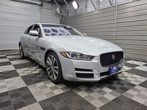 Used 2017 Jaguar XE Prestige RWD image 4
