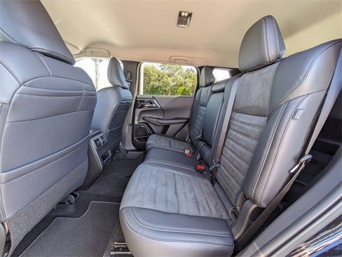 New 2025 Mitsubishi Outlander SE image 15