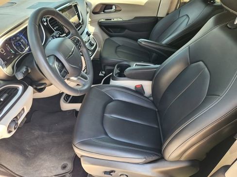 Used 2024 Chrysler Pacifica Touring-L FWD image 12