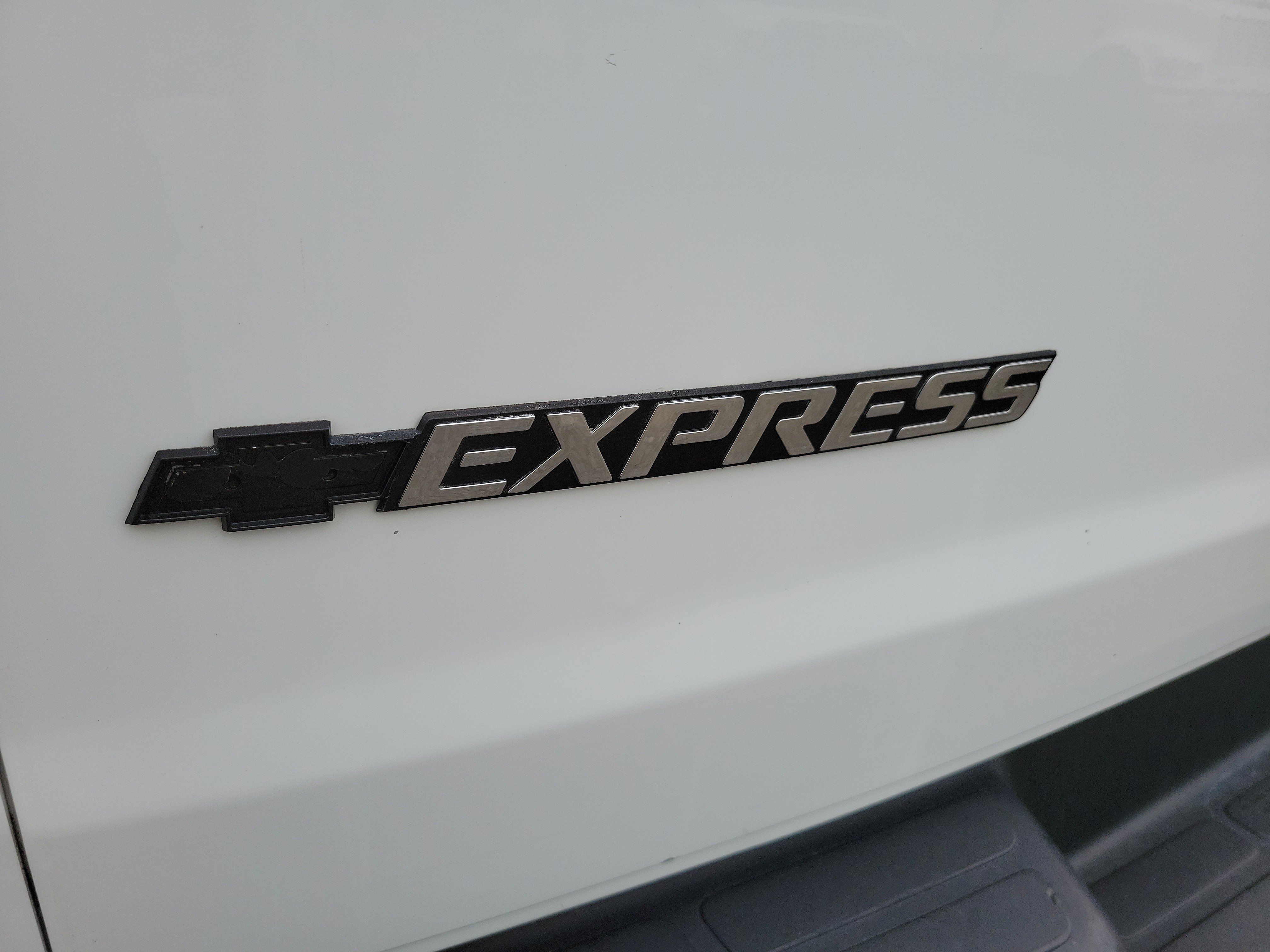 Used 2018 Chevrolet Express 2500 Extended RWD image 26