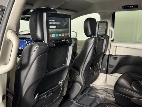 Used 2022 Chrysler Pacifica Touring-L w/ Uconnect Theater Family Group FWD image 26