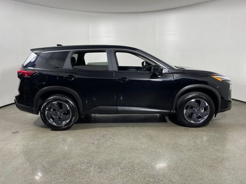 Used 2025 Nissan Rogue SV FWD image 2