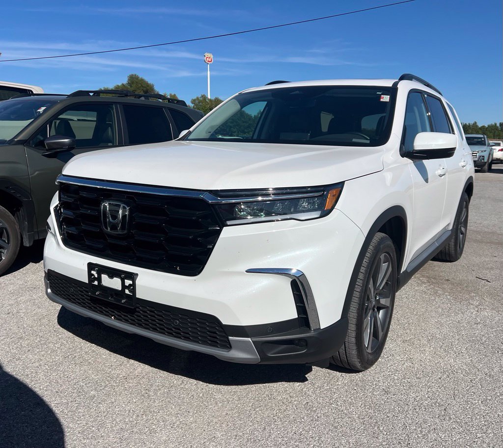 Used 2025 Honda Pilot Touring image 2