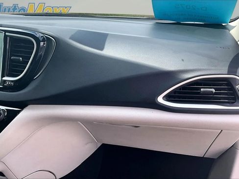 Used 2024 Chrysler Pacifica Touring-L FWD image 32