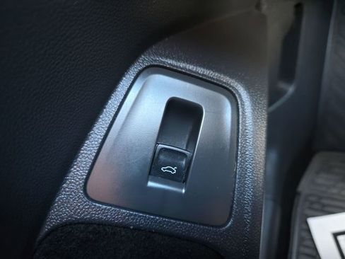 Used 2022 Volkswagen Tiguan SE image 32