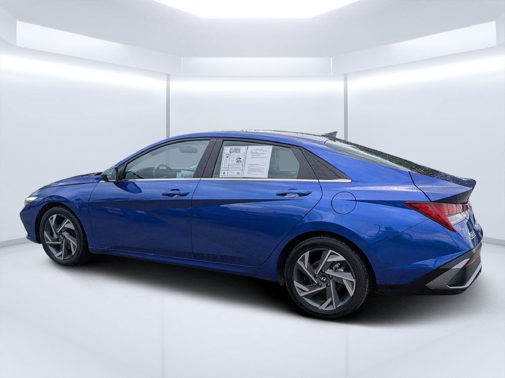 Certified 2025 Hyundai Elantra SEL FWD image 6
