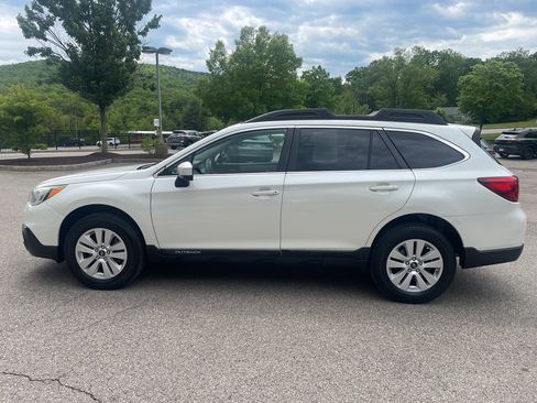Used 2017 Subaru Outback 2.5i Premium AWD/4WD image 6