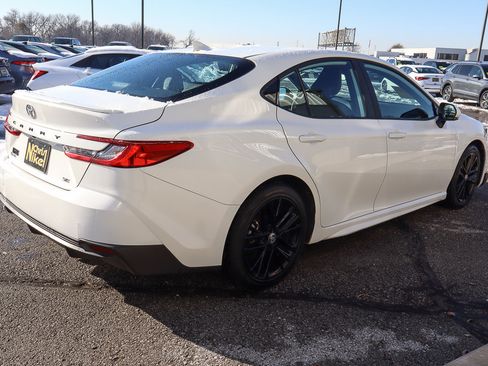 Used 2025 Toyota Camry SE image 4