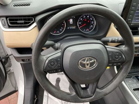 Used 2022 Toyota RAV4 LE FWD image 11