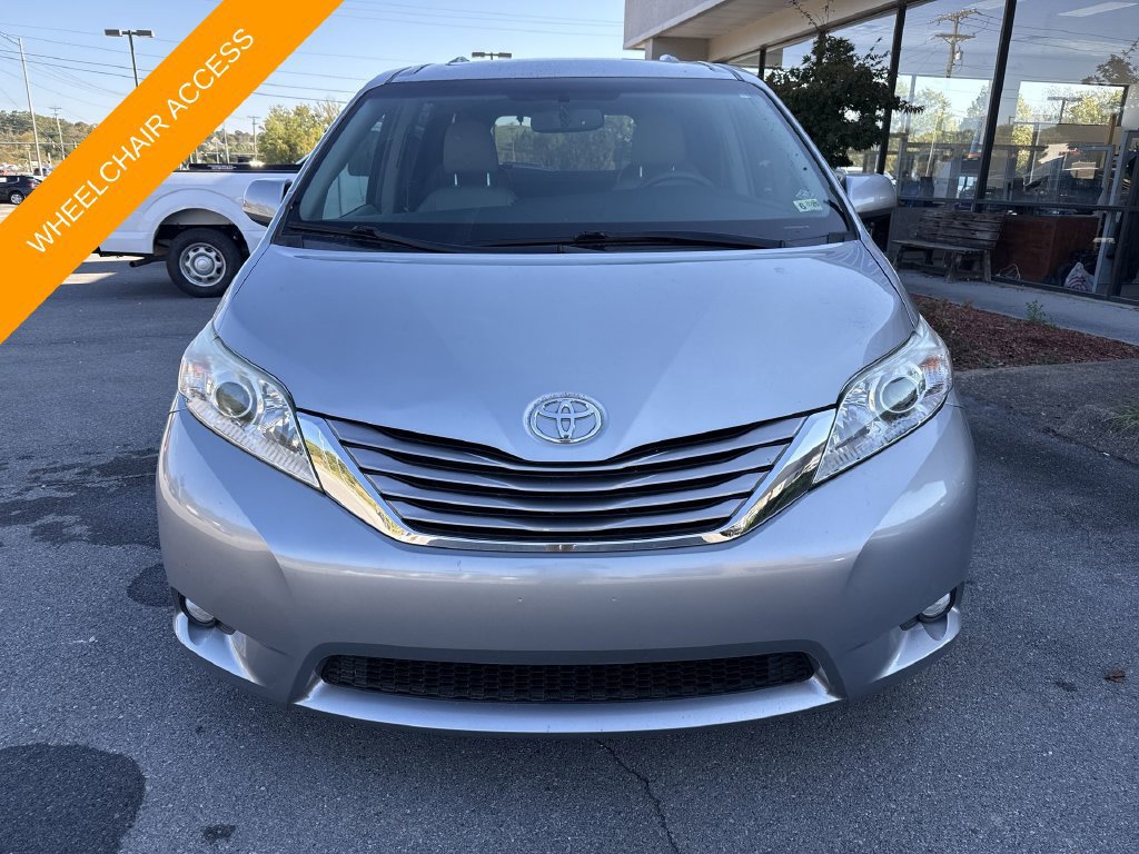 Used 2017 Toyota Sienna XLE Premium FWD image 2