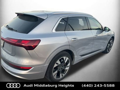 Used 2021 Audi e-tron Premium Plus w/ Premium Plus Package image 38