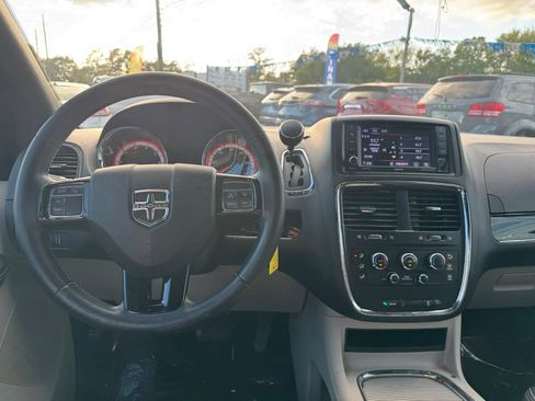 Used 2018 Dodge Grand Caravan SXT image 11