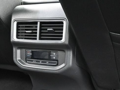 Used 2024 Volkswagen Atlas SE w/ Panoramic Sunroof Package FWD image 41