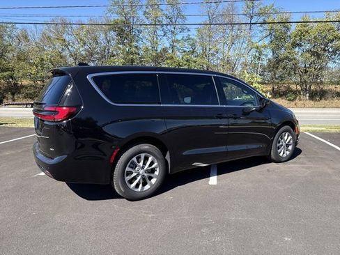Used 2026 Chrysler Pacifica Select AWD/4WD image 7