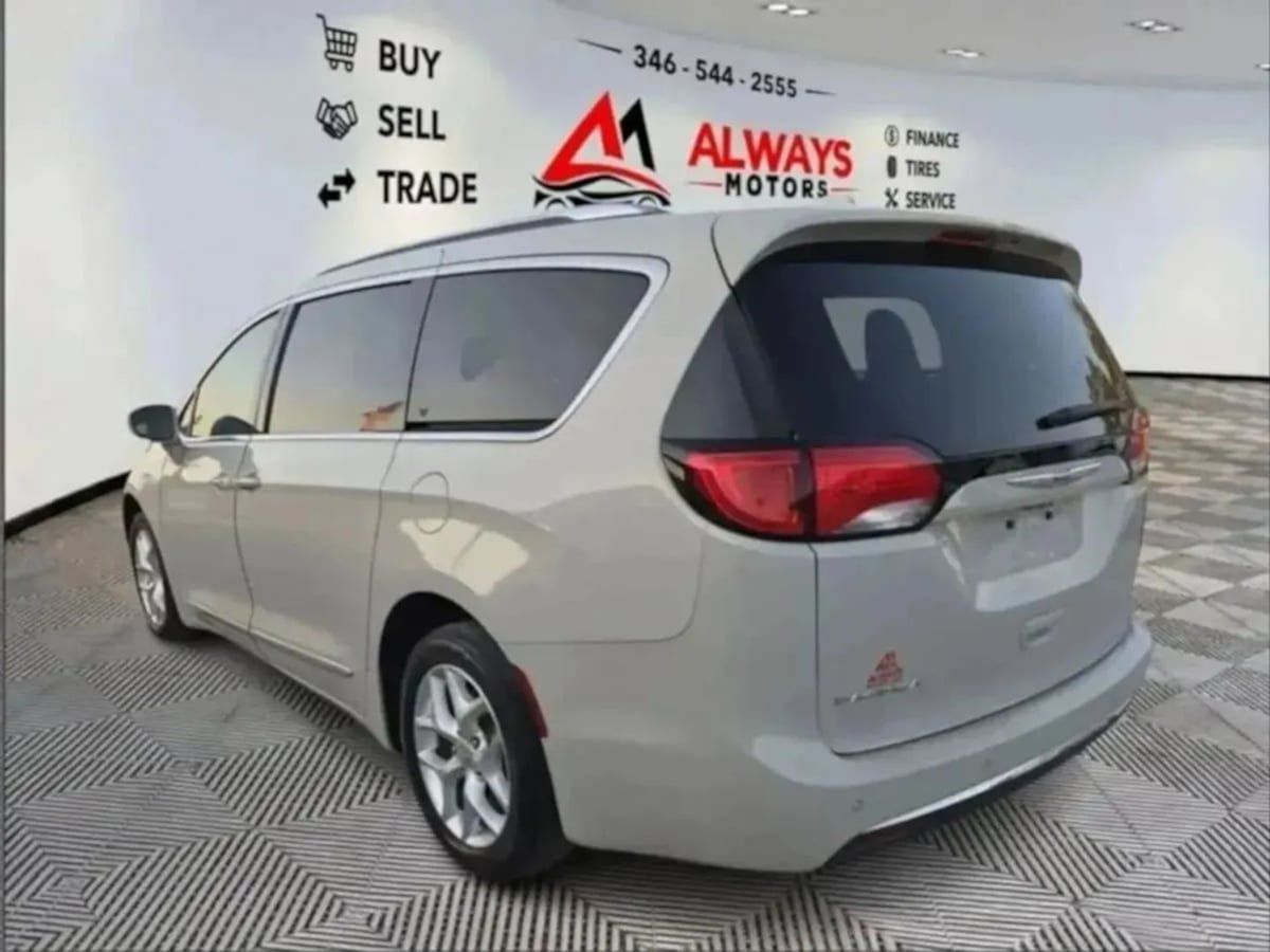 Used 2020 Chrysler Pacifica Touring-L Plus w/ Tire & Wheel Group FWD image 9