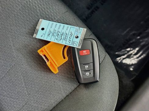 Used 2025 Toyota RAV4 XLE FWD image 35