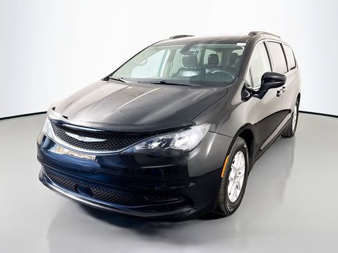 Used 2021 Chrysler Voyager Lxi image 4