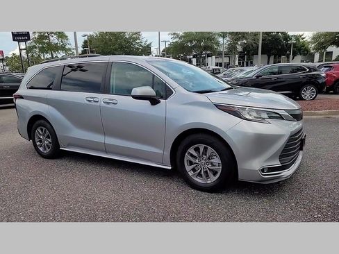 Used 2023 Toyota Sienna XLE image 36