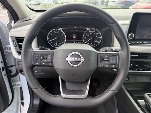 Used 2025 Nissan Rogue SV image 18