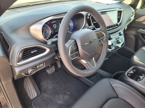 New 2025 Chrysler Pacifica Select image 9
