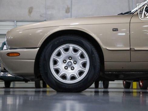 Used 2001 Jaguar XJ8 image 22