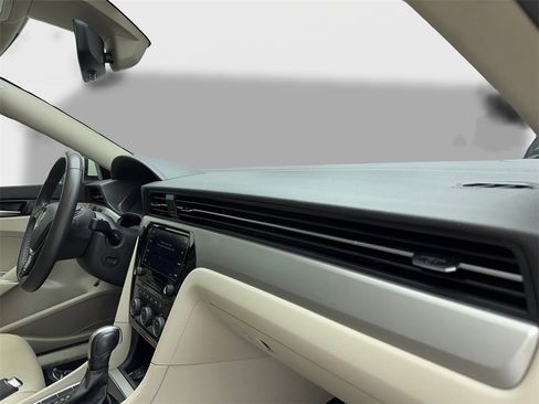 Used 2022 Volkswagen Passat 2.0T SE image 38