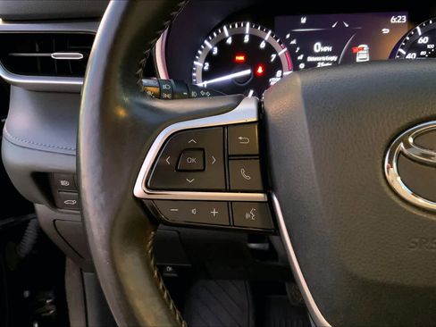 Used 2022 Toyota Highlander XLE FWD image 23