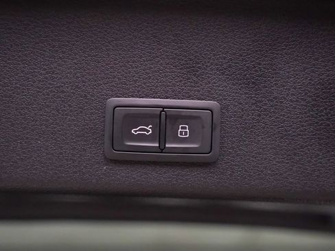 Used 2022 Audi e-tron Chronos image 14