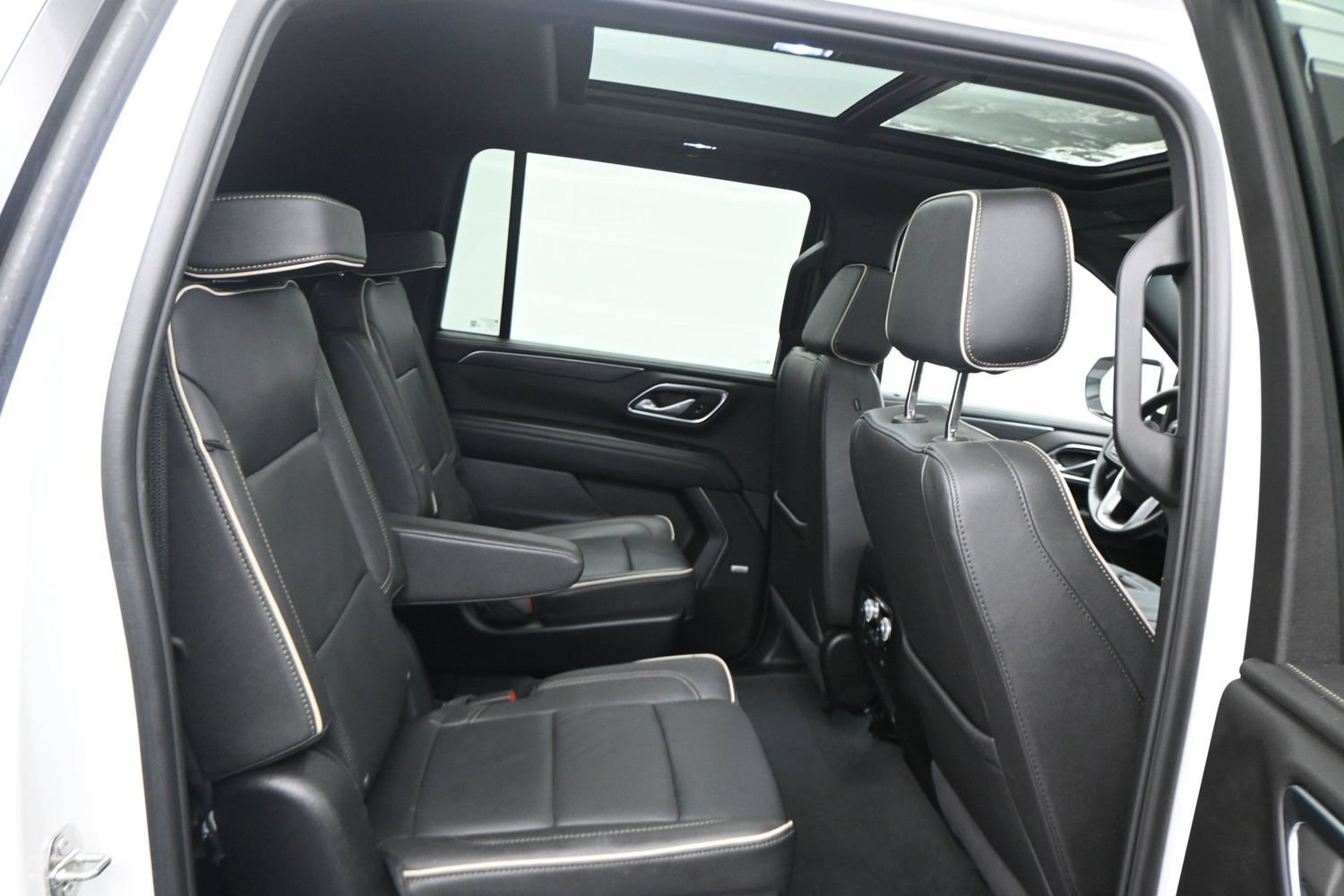 Used 2024 GMC Yukon XL SLT w/ SLT Premium Package RWD image 11