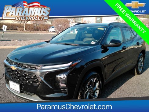 Certified 2025 Chevrolet Trax LT w/ Driver Confidence Package image 1