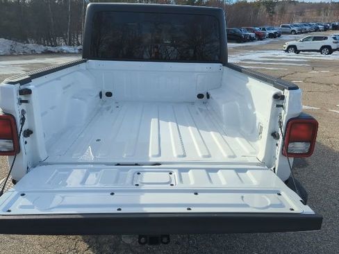 Used 2023 Jeep Gladiator Willys image 5