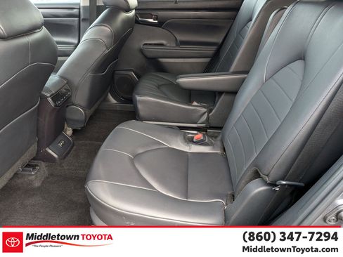 Certified 2024 Toyota Highlander XLE image 35