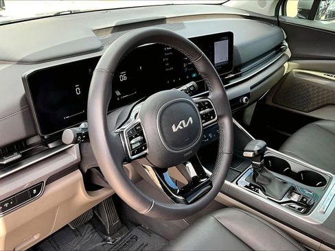 Used 2025 Kia Carnival EX image 17