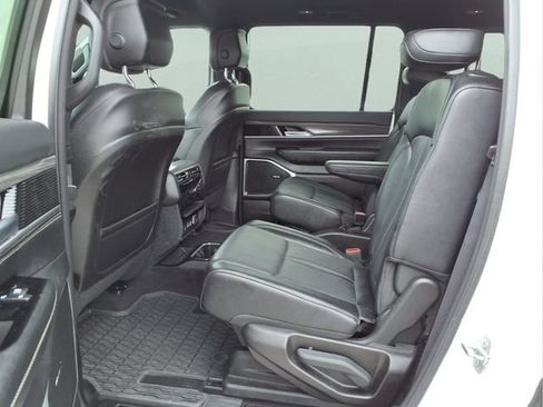 Used 2024 Jeep Wagoneer Series III AWD/4WD image 18