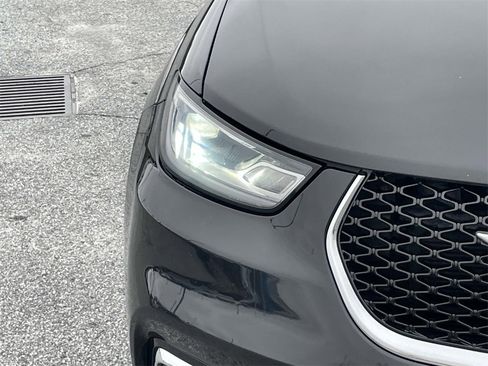 Used 2023 Chrysler Pacifica Touring-L image 9